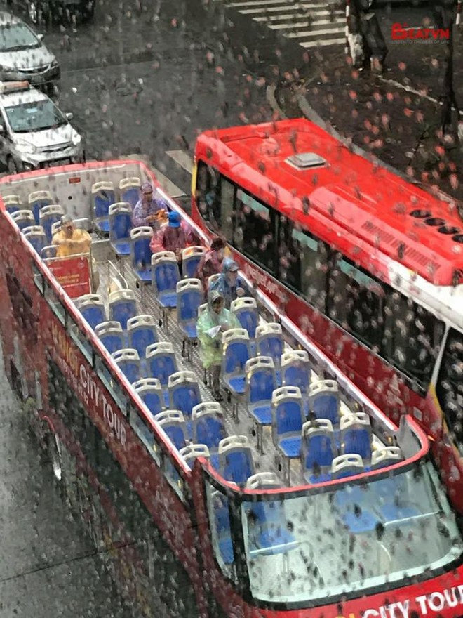 Hà Nội: Không quản ngại trời mưa gió, hàng loạt hành khách mặc áo mưa trải nghiệm xe buýt mui trần - Ảnh 1.