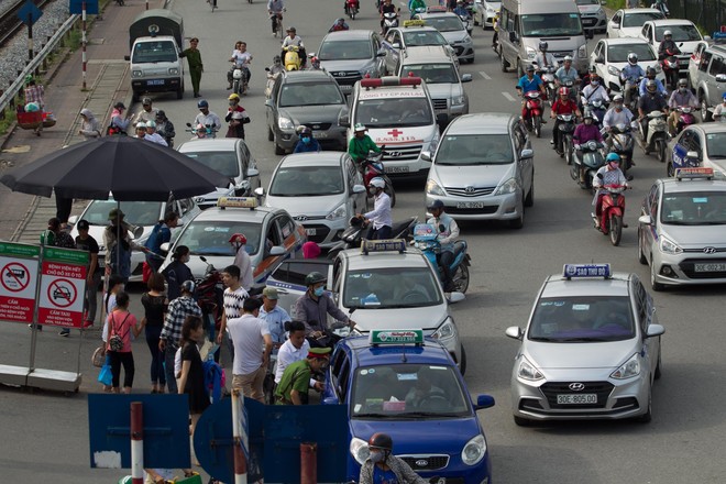 Đề xuất lắp camera phạt nguội để xử lí tình trạng taxi ngang nhiên dừng đỗ trước cửa Bệnh viện Bạch Mai - Ảnh 2.