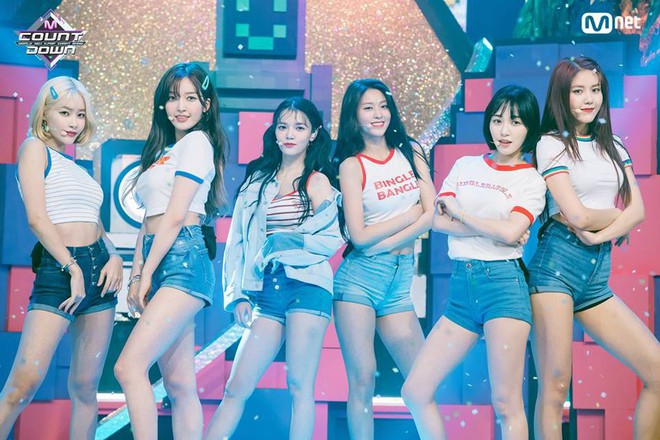 Bài mới của AOA bị chê tệ hơn cả đợt trước, sân khấu comeback như show thi thố tài năng trẻ em? - Ảnh 1.