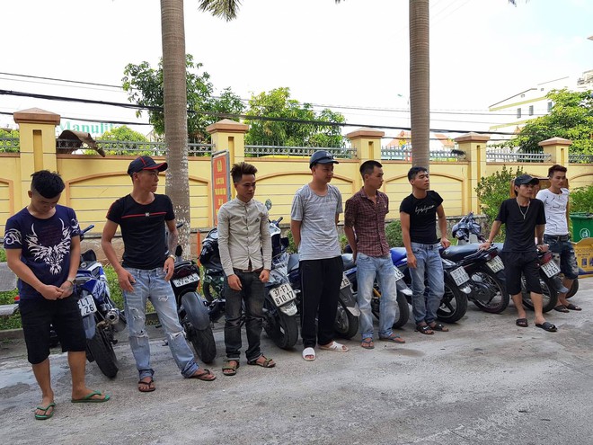Phạt 35 triệu đồng nh&oacute;m thanh ni&ecirc;n đầu trần, lạng l&aacute;ch chặn đầu xe &ocirc; t&ocirc; tr&ecirc;n QL1 - Ảnh 1.