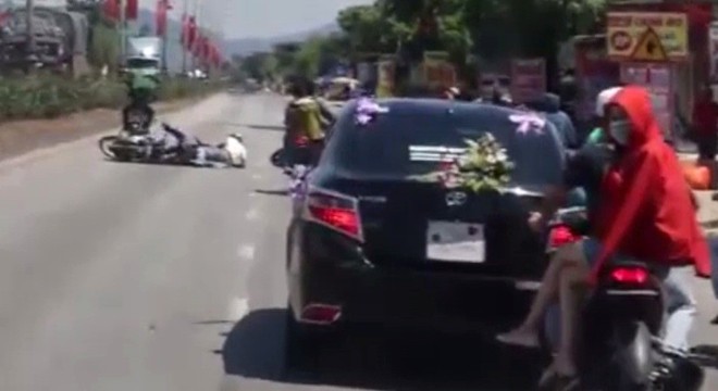 Phạt 35 triệu đồng nh&oacute;m thanh ni&ecirc;n đầu trần, lạng l&aacute;ch chặn đầu xe &ocirc; t&ocirc; tr&ecirc;n QL1 - Ảnh 2.