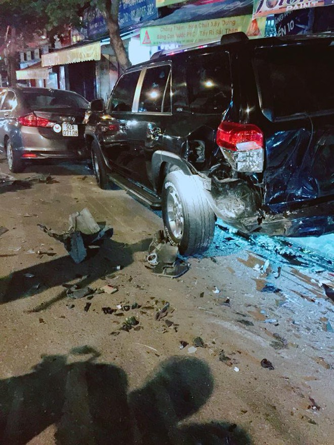 Người dân vây bắt thanh niên lái siêu xe BMW gây tai nạn liên hoàn nghi có biểu hiện ngáo đá - Ảnh 1.