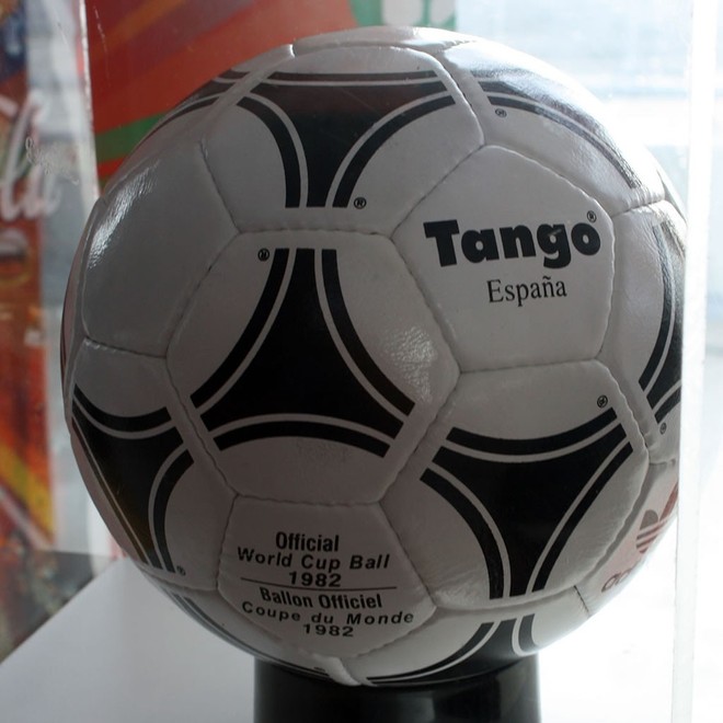 Đ&acirc;y l&agrave; những quả b&oacute;ng được d&ugrave;ng trong lịch sử World Cup, xem muốn xỉu v&igrave; quả b&oacute;ng đầu ti&ecirc;n - Ảnh 12.
