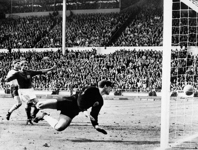 10 khoảnh khắc độc nhất trong lịch sử c&aacute;c kỳ World Cup - Ảnh 3.