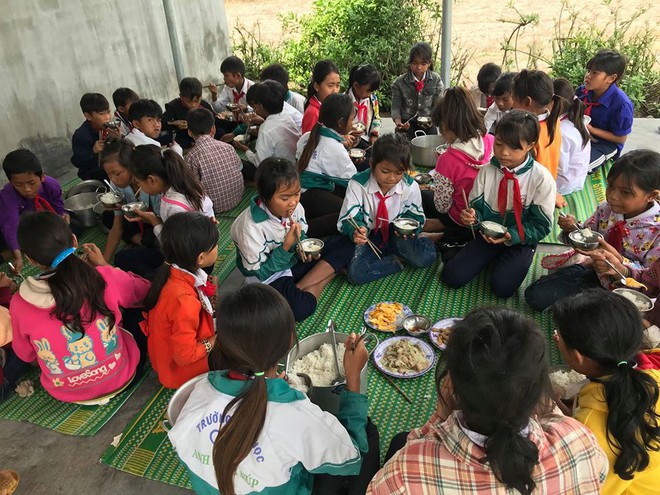 Hành trình của nhóm bạn trẻ về các điểm trường ở vùng núi cao IA-Yeng: 8.000 đồng mỗi phần cơm, nhìn các bé ăn mà nghẹn cả lòng - Ảnh 6.