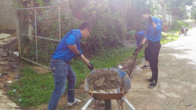 Bị dân mạng bảo rỗi hơi, sinh viên tình nguyện phản pháo: Ai cũng chọn việc nhẹ nhàng, gian khổ sẽ dành phần ai? - Ảnh 2.