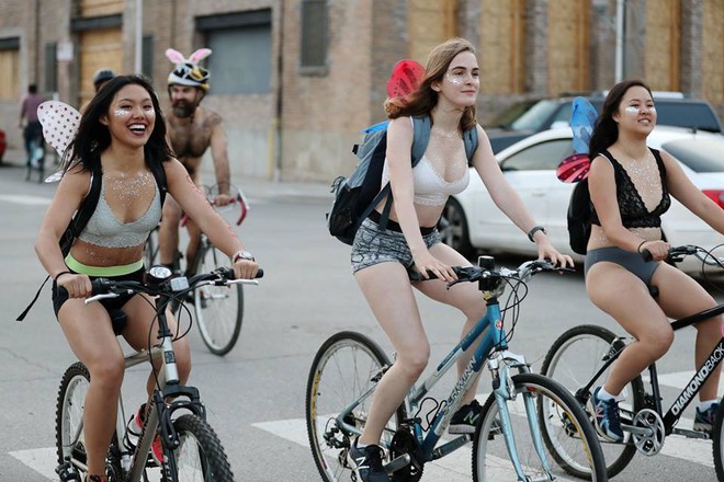 Mỹ: Hàng nghìn người trần như nhộng diễu phố trong ngày lễ hội đạp xe khỏa thân thế giới - Ảnh 4.