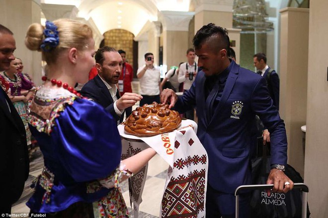 Dàn người đẹp mặc trang phục truyền thống, tặng bánh mì Nga cho Neymar và các cầu thủ Brazil - Ảnh 3.