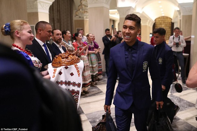 D&agrave;n người đẹp mặc trang phục truyền thống, tặng b&aacute;nh m&igrave; Nga cho Neymar v&agrave; c&aacute;c cầu thủ Brazil - Ảnh 4.