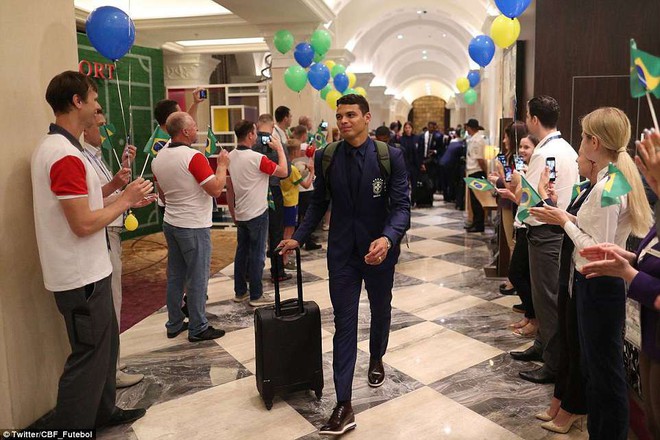 D&agrave;n người đẹp mặc trang phục truyền thống, tặng b&aacute;nh m&igrave; Nga cho Neymar v&agrave; c&aacute;c cầu thủ Brazil - Ảnh 5.
