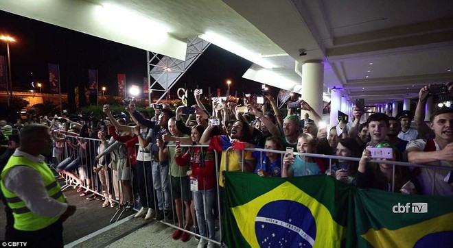 Dàn người đẹp mặc trang phục truyền thống, tặng bánh mì Nga cho Neymar và các cầu thủ Brazil - Ảnh 8.