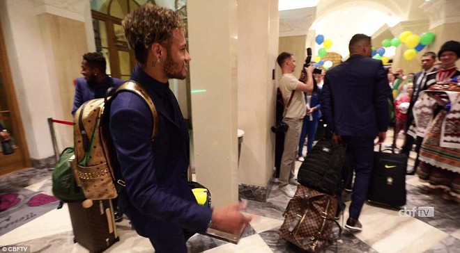 D&agrave;n người đẹp mặc trang phục truyền thống, tặng b&aacute;nh m&igrave; Nga cho Neymar v&agrave; c&aacute;c cầu thủ Brazil - Ảnh 1.