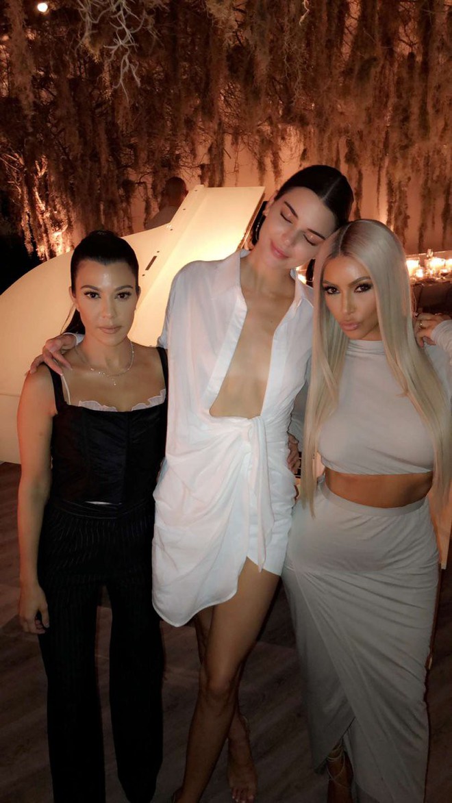 Mặc váy hờ hững khoe vòng 1, Kendall Jenner đụng hàng ngay với Kim Kardashian và Hoàng Ku - Ảnh 1.