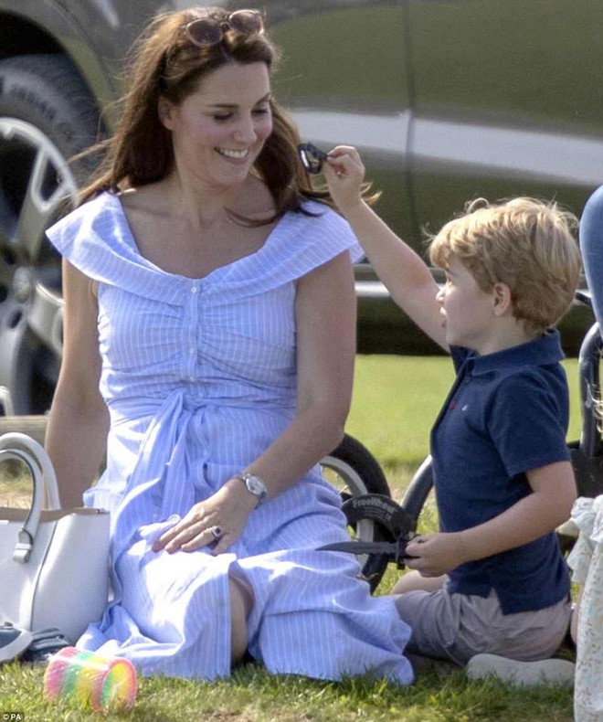 Dù mặc váy bỉm sữa bình dân, công nương Kate vẫn gây chú ý vì thần thái hoàng gia không thua gì mẹ chồng năm xưa - Ảnh 2.