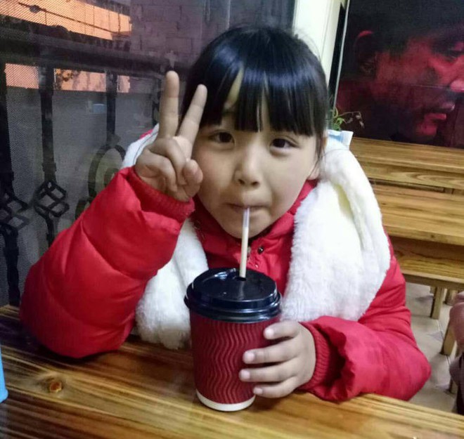 Người đ&agrave;n &ocirc;ng chấp nhận mặc v&aacute;y cưới đứng đường để cứu con g&aacute;i bị bệnh khiến nhiều người cảm động - Ảnh 3.