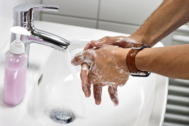 Sai lầm phổ biến khi rửa tay khiến tay vẫn c&ograve;n vi khuẩn - Ảnh 2.