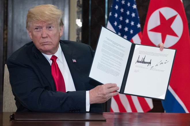 Donald Trump và Kim Jong-un ký cam kết "hoàn toàn phi hạt nhân hóa" - Ảnh 1.