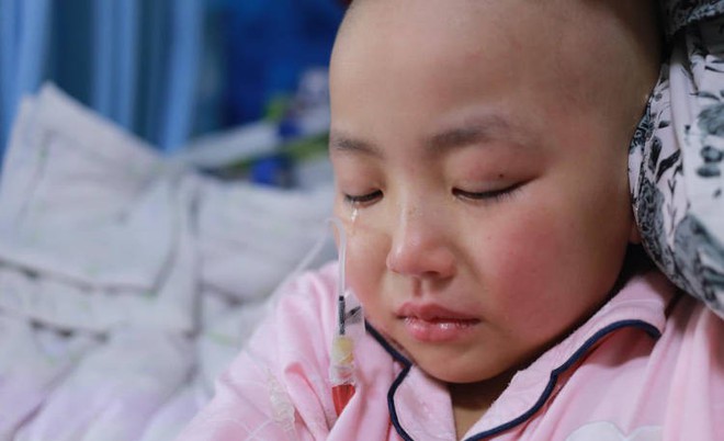 Người đ&agrave;n &ocirc;ng chấp nhận mặc v&aacute;y cưới đứng đường để cứu con g&aacute;i bị bệnh khiến nhiều người cảm động - Ảnh 5.