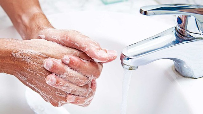 Sai lầm phổ biến khi rửa tay khiến tay vẫn còn vi khuẩn - Ảnh 3.