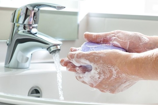 Sai lầm phổ biến khi rửa tay khiến tay vẫn c&ograve;n vi khuẩn - Ảnh 8.