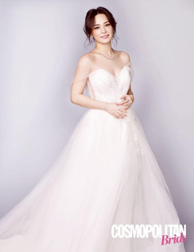 Chung Hân Đồng khoe nhan sắc lão hóa ngược đáng ghen tị với váy cưới trắng tinh khôi - Ảnh 5.