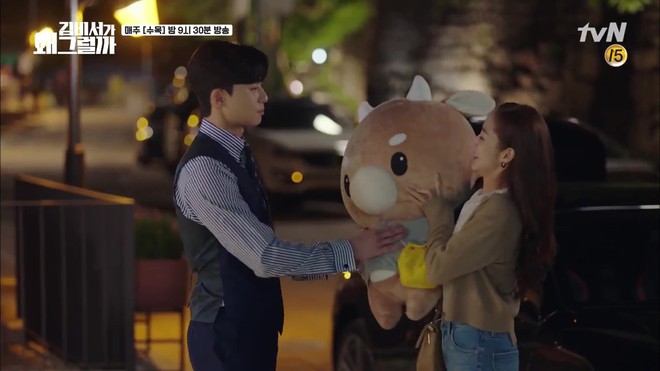 Thư Ký Kim: Trẹo cả chân vì ghen, Park Seo Joon kéo Park Min Young ngã suýt chạm môi rồi! - Ảnh 9.