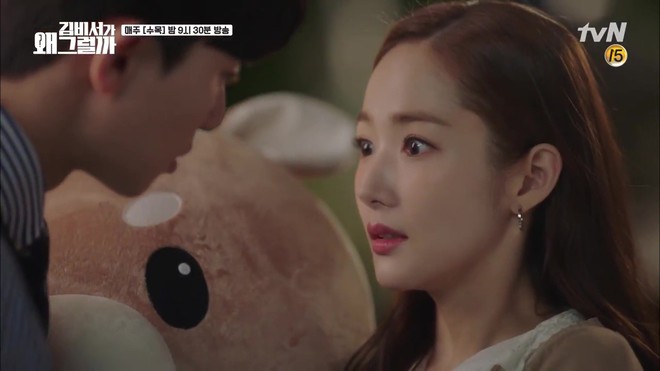 Thư Ký Kim: Trẹo cả chân vì ghen, Park Seo Joon kéo Park Min Young ngã suýt chạm môi rồi! - Ảnh 10.