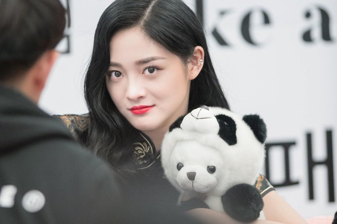 Mỹ nh&acirc;n Kpop bỗng g&acirc;y sốt v&igrave; diện sườn x&aacute;m sang chảnh, khoe g&oacute;c nghi&ecirc;ng qu&aacute; xuất sắc tại fansign - Ảnh 11.