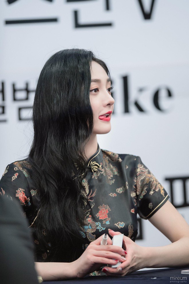 Mỹ nh&acirc;n Kpop bỗng g&acirc;y sốt v&igrave; diện sườn x&aacute;m sang chảnh, khoe g&oacute;c nghi&ecirc;ng qu&aacute; xuất sắc tại fansign - Ảnh 8.