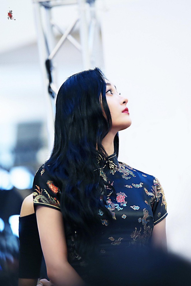 Mỹ nh&acirc;n Kpop bỗng g&acirc;y sốt v&igrave; diện sườn x&aacute;m sang chảnh, khoe g&oacute;c nghi&ecirc;ng qu&aacute; xuất sắc tại fansign - Ảnh 6.