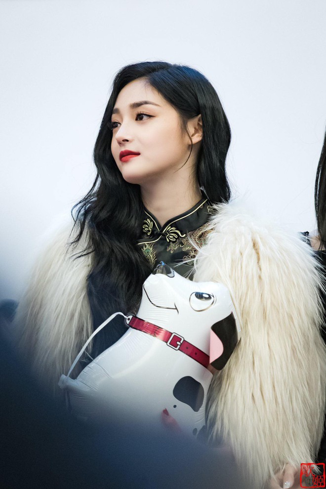 Mỹ nh&acirc;n Kpop bỗng g&acirc;y sốt v&igrave; diện sườn x&aacute;m sang chảnh, khoe g&oacute;c nghi&ecirc;ng qu&aacute; xuất sắc tại fansign - Ảnh 3.
