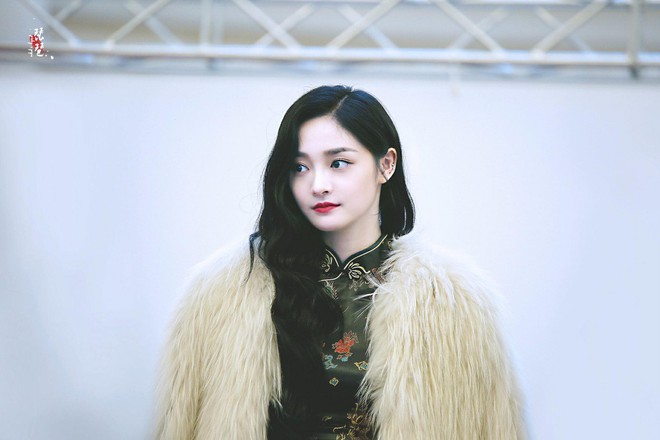 Mỹ nh&acirc;n Kpop bỗng g&acirc;y sốt v&igrave; diện sườn x&aacute;m sang chảnh, khoe g&oacute;c nghi&ecirc;ng qu&aacute; xuất sắc tại fansign - Ảnh 2.