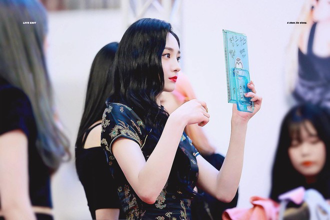 Mỹ nh&acirc;n Kpop bỗng g&acirc;y sốt v&igrave; diện sườn x&aacute;m sang chảnh, khoe g&oacute;c nghi&ecirc;ng qu&aacute; xuất sắc tại fansign - Ảnh 12.