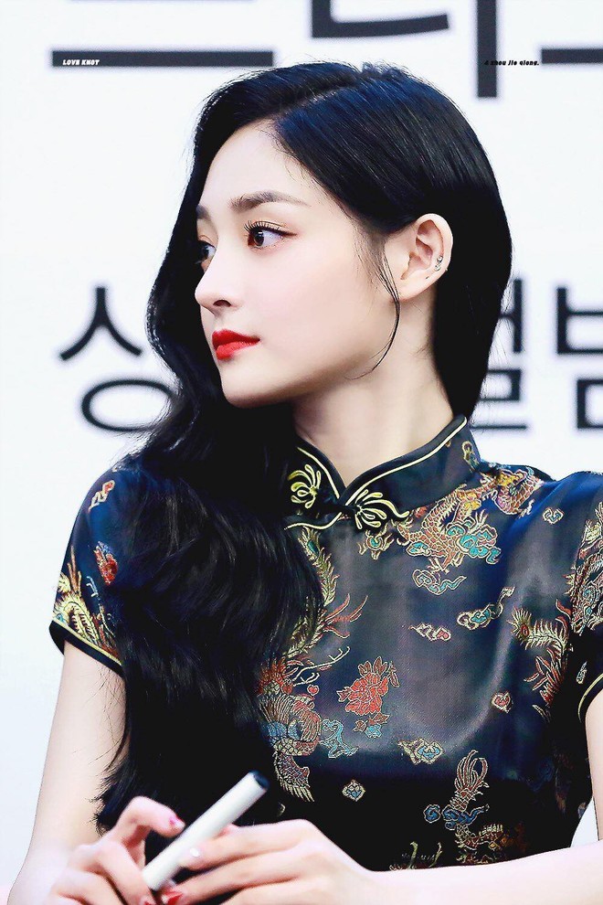 Mỹ nh&acirc;n Kpop bỗng g&acirc;y sốt v&igrave; diện sườn x&aacute;m sang chảnh, khoe g&oacute;c nghi&ecirc;ng qu&aacute; xuất sắc tại fansign - Ảnh 4.