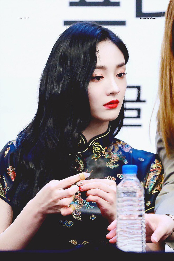 Mỹ nh&acirc;n Kpop bỗng g&acirc;y sốt v&igrave; diện sườn x&aacute;m sang chảnh, khoe g&oacute;c nghi&ecirc;ng qu&aacute; xuất sắc tại fansign - Ảnh 5.