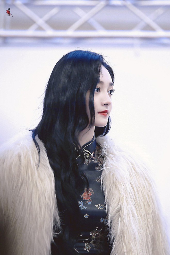 Mỹ nh&acirc;n Kpop bỗng g&acirc;y sốt v&igrave; diện sườn x&aacute;m sang chảnh, khoe g&oacute;c nghi&ecirc;ng qu&aacute; xuất sắc tại fansign - Ảnh 9.