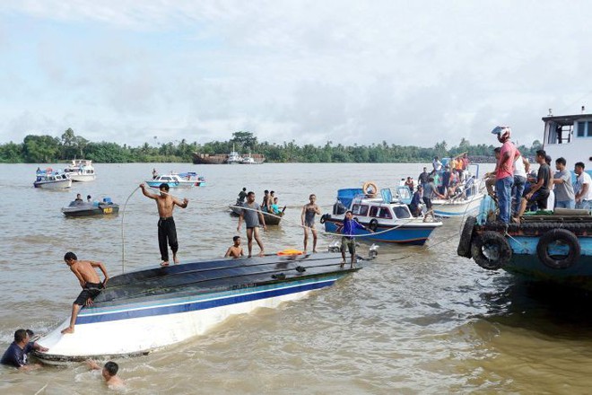 Lật thuyền ở Indonesia, h&agrave;ng chục người thiệt mạng dịp lễ Eid Al-Fitr - Ảnh 1.