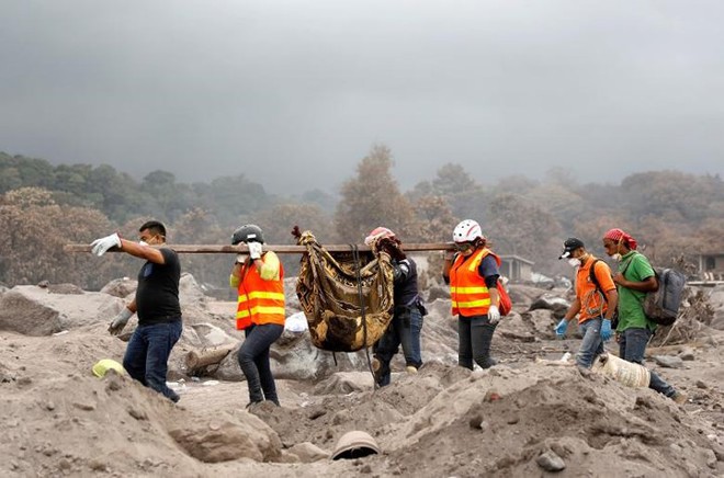 Ảnh: Gian nan tìm kiếm các thi thể bị núi lửa ở Guatemala chôn vùi - Ảnh 13.