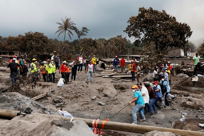 Ảnh: Gian nan tìm kiếm các thi thể bị núi lửa ở Guatemala chôn vùi - Ảnh 17.