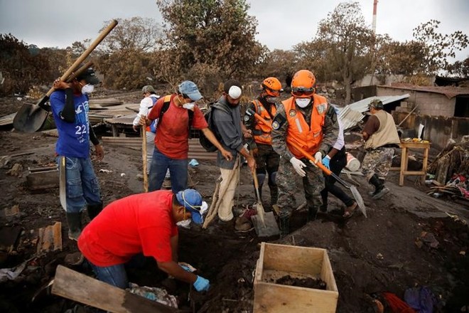 Ảnh: Gian nan tìm kiếm các thi thể bị núi lửa ở Guatemala chôn vùi - Ảnh 3.