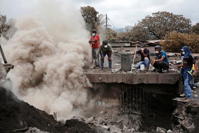 Ảnh: Gian nan tìm kiếm các thi thể bị núi lửa ở Guatemala chôn vùi - Ảnh 4.