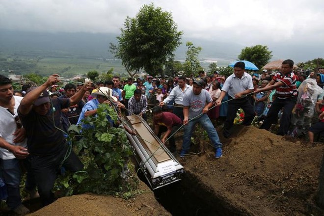 Ảnh: Gian nan tìm kiếm các thi thể bị núi lửa ở Guatemala chôn vùi - Ảnh 7.