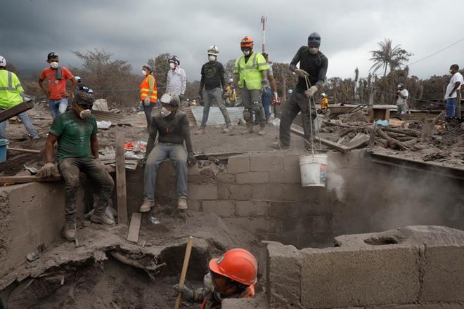 Ảnh: Gian nan tìm kiếm các thi thể bị núi lửa ở Guatemala chôn vùi - Ảnh 8.