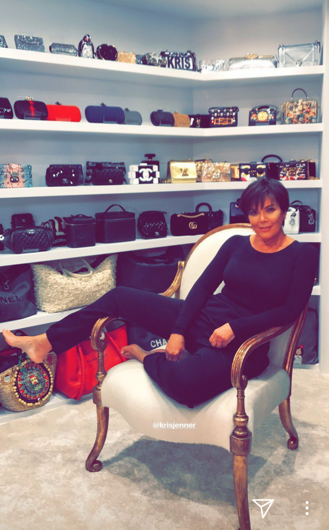 Chẳng k&eacute;m cạnh con g&aacute;i, mẹ của Kylie Jenner cũng c&oacute; ph&ograve;ng để đồ ho&agrave;nh tr&aacute;ng như cửa h&agrave;ng thời trang cao cấp - Ảnh 1.