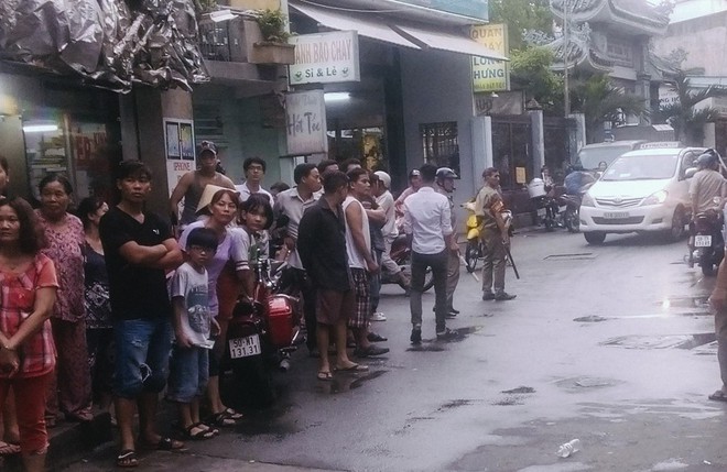 H&agrave;ng x&oacute;m b&agrave;ng ho&agrave;ng trước vụ việc 2 cha con tử vong bất thường với nhiều vết đ&acirc;m ở S&agrave;i G&ograve;n - Ảnh 1.
