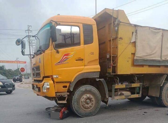 Tr&ecirc;n đường về sau khi dập lửa, chiến sĩ PCCC bị xe tải c&aacute;n dập b&agrave;n tay phải - Ảnh 1.