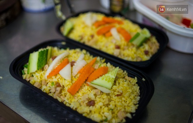 Dịch vụ giao thức ăn đ&ecirc;m ở S&agrave;i G&ograve;n tăng cường hoạt động đến gần 3h s&aacute;ng trong m&ugrave;a World Cup - Ảnh 5.