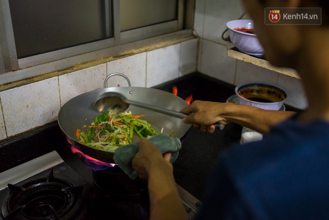 Dịch vụ giao thức ăn đêm ở Sài Gòn tăng cường hoạt động đến gần 3h sáng trong mùa World Cup - Ảnh 4.