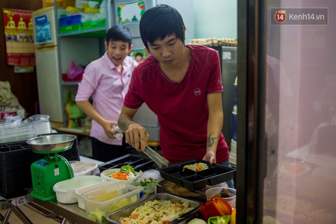Dịch vụ giao thức ăn đ&ecirc;m ở S&agrave;i G&ograve;n tăng cường hoạt động đến gần 3h s&aacute;ng trong m&ugrave;a World Cup - Ảnh 6.