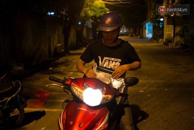 Dịch vụ giao thức ăn đ&ecirc;m ở S&agrave;i G&ograve;n tăng cường hoạt động đến gần 3h s&aacute;ng trong m&ugrave;a World Cup - Ảnh 1.